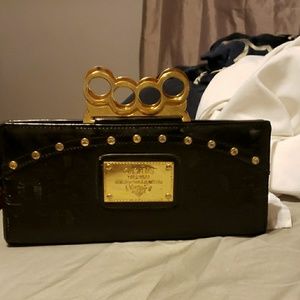 Akdmks brass knuckle clutch